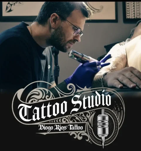 Diogo Rios tatuando clientes em Ribeirão Preto